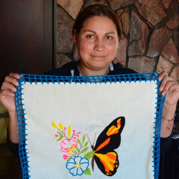 Voluntarios de Tucsón ayudan a migrantes en Nogales a bordar servilletas  para vender