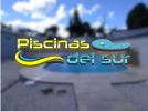Logo de "Piscinas del Sur" con fondo de piscina desenfocado.