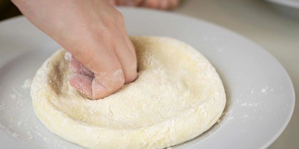 Pizza dough stretching