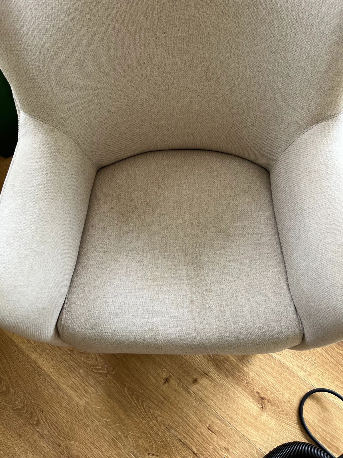 Fauteuil clair avec assise, dossier et accoudoirs