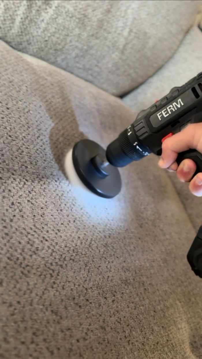 Brossage d’une assise de canapé lors d’une intervention