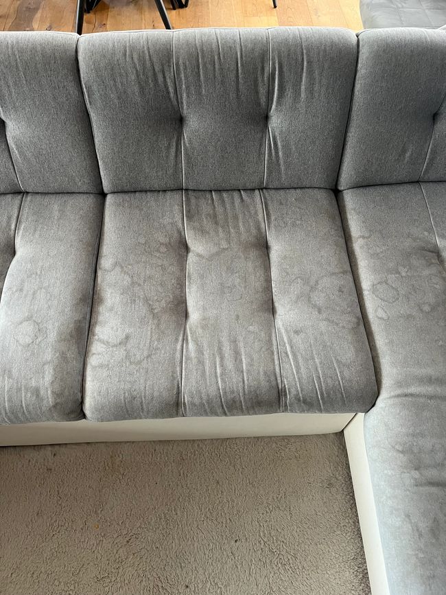 Canapé en tissu : les assises avant nettoyage
