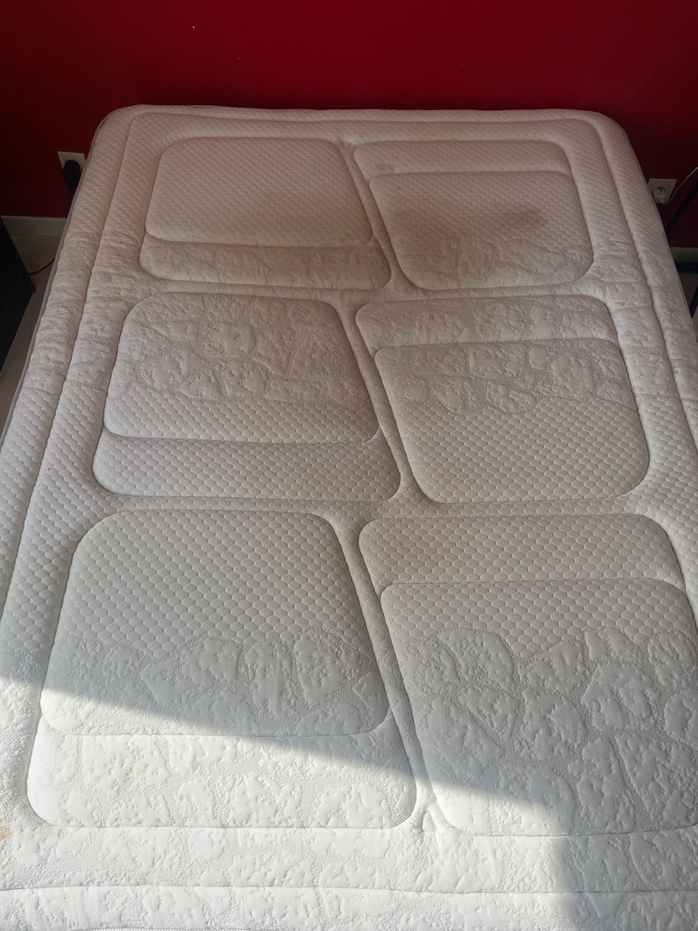 Matelas matelassé : surface — avant nettoyage