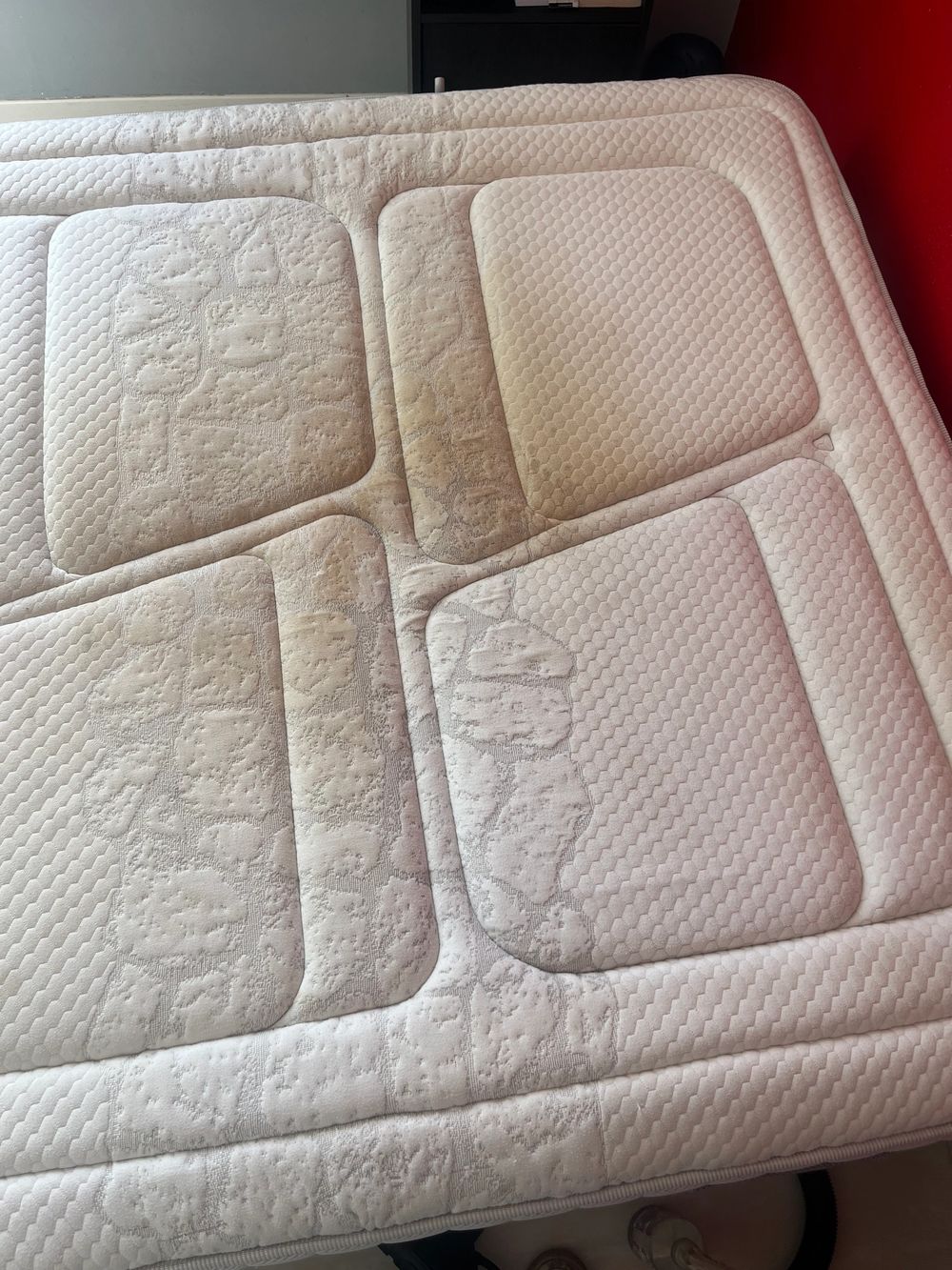 Matelas matelassé : détail — avant nettoyage