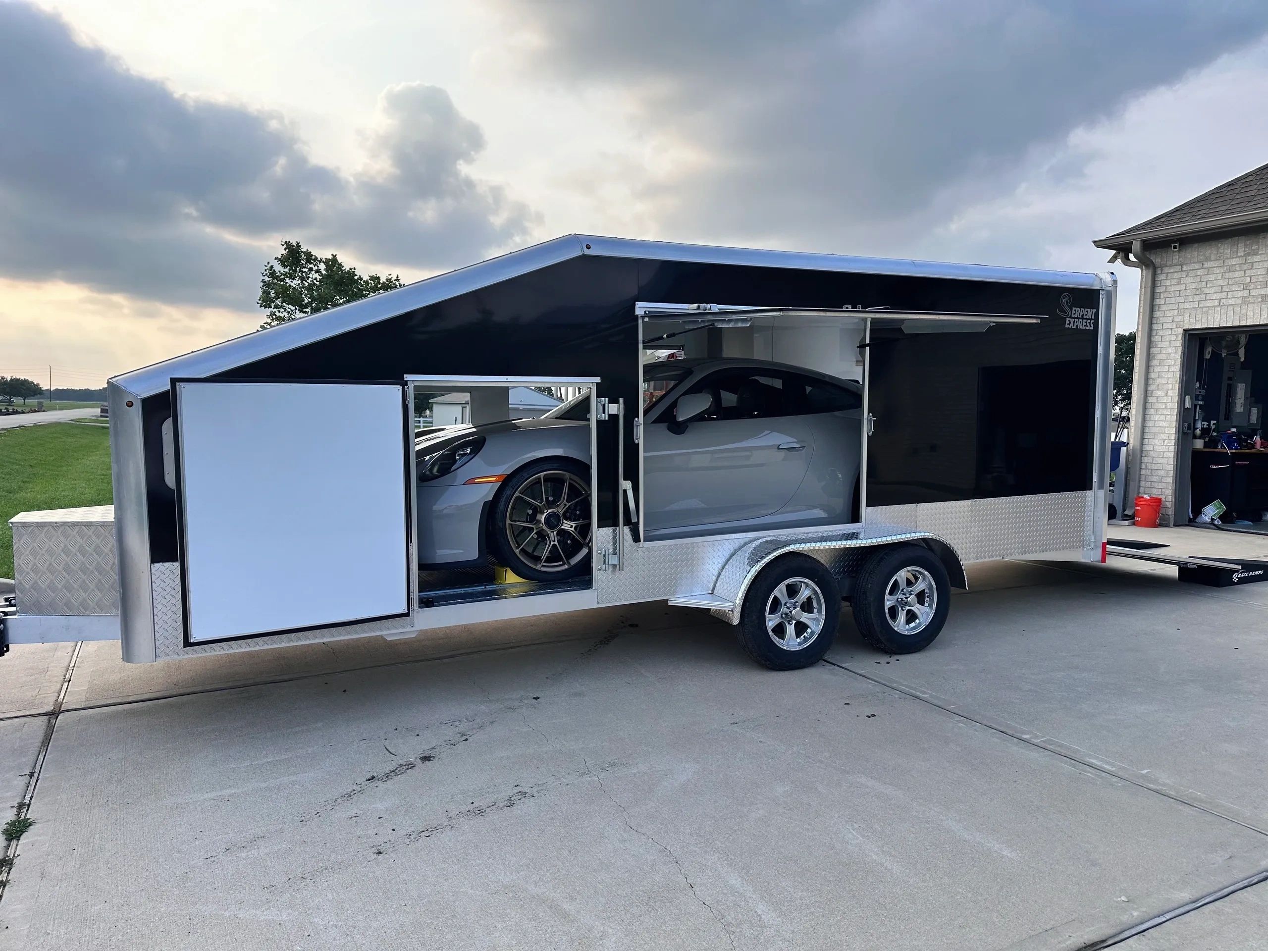New 2024 Maserati Levante Trofeo 4D Sport Utility near Los Angeles, CA  #ML24015 | Van Nuys Maserati, image size:2560x1920