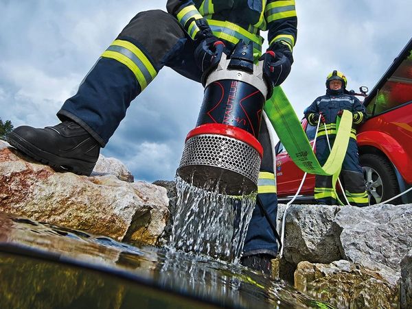 Hombre trabajando con Bomba sumergible