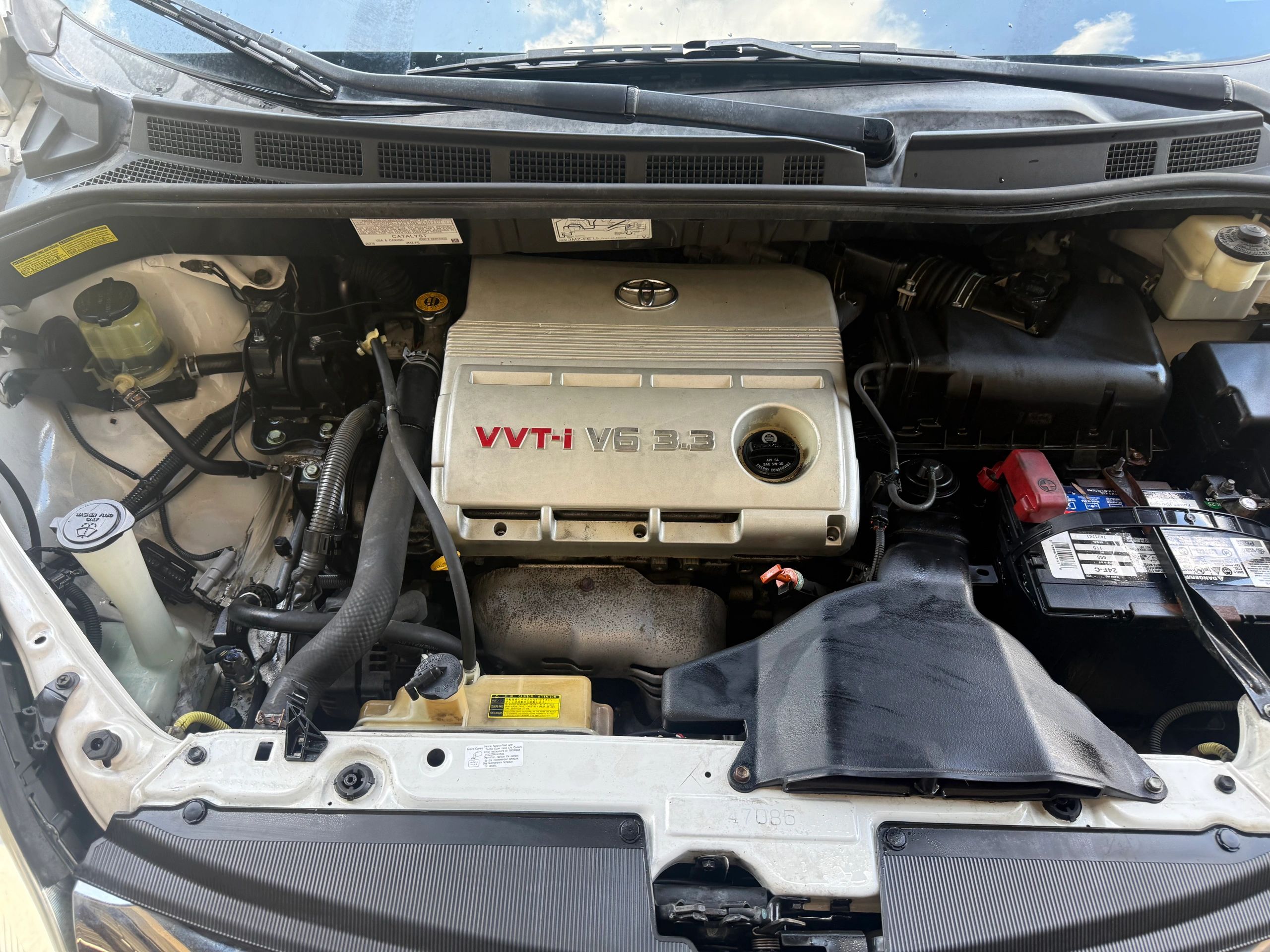Toyota VVT-i V6 3.3 engine under car hood.