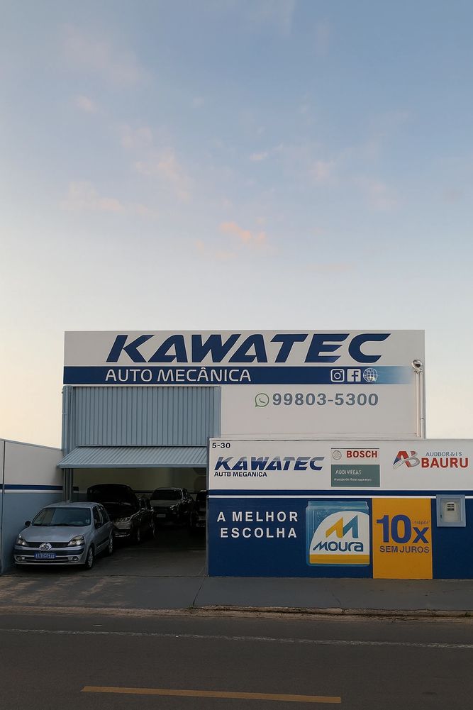KAWATEC Auto Mecânica shop with cars parked outside during dusk.