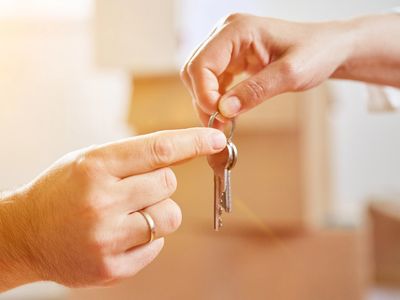 Image of keys being handed to a new tenant at Heritage Apartments Indy.