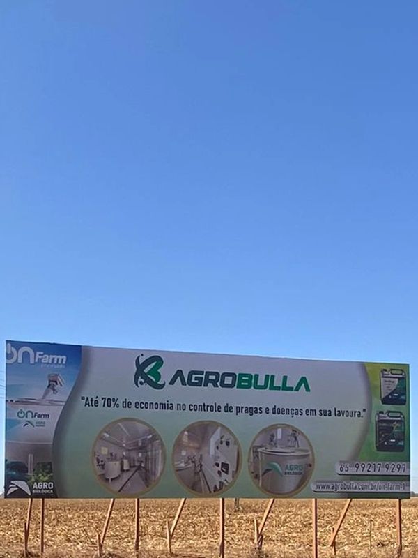 Placa Agrobulla na entrada da cidade de Campos de Júlio.
