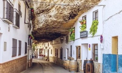 Setenil de las Bodegas, el pueblo que nació bajo las rocas
