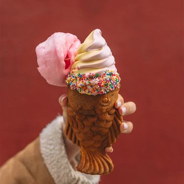 Taiyaki de vainilla con helado soft de baileys y toppings de algodón de azúcar y fideos de colores d