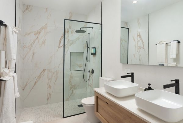 2nd Floor Master Bathroom 