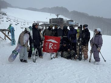 一群滑雪爱好者在雪地合影。