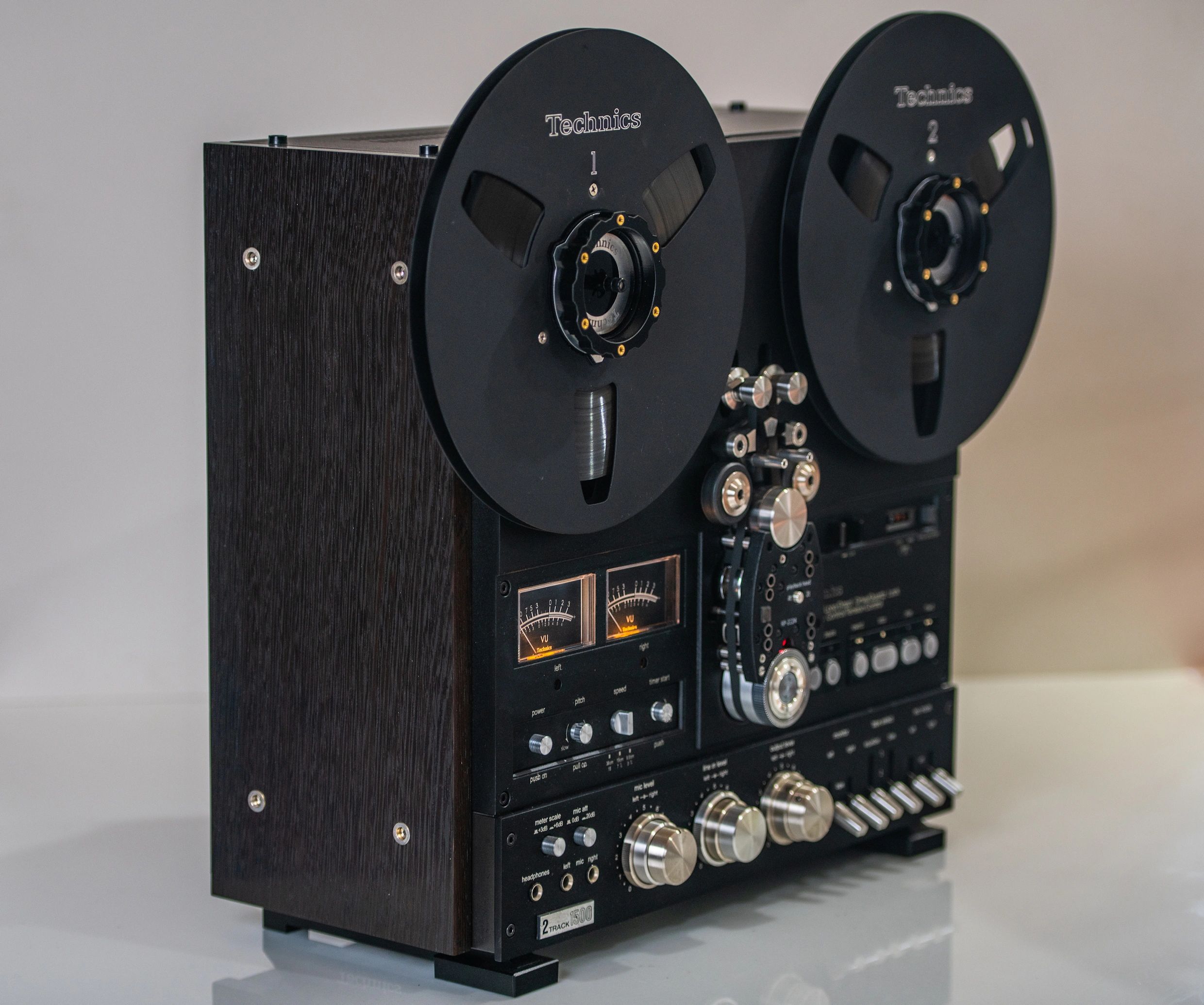 Restored Technics RS-1700 reel-to-reel tape machine by @alteregoappearance  Simply stunning #hifiporn #highendaudio #audiophile #reeltore