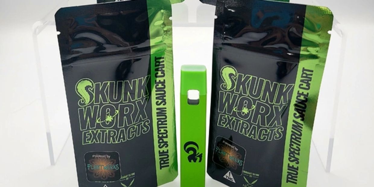 Skunk Worx Extracts vaping product packaging and device.