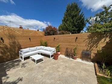 Venetian fencing and Dove Grey Porcelain patio. 