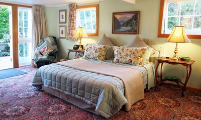 Boutique B&B Bed and Breakfast in Nelson City Centre, New Zealand. Private Apartment.