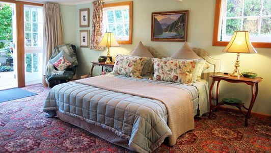 Boutique B&B Bed and Breakfast in Nelson City Centre. Garden Apartment with Super King Size Bed.