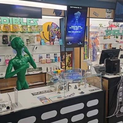 Alien tending the store at Obi-Wan Cannabis Sunland Park NM