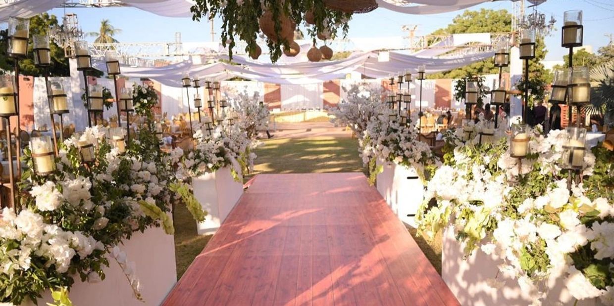 Rustic themed aisle decor of wedding