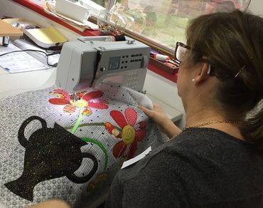 Machine Applique - Quilt with Joy.
Quilting teacher Joy Clark - free motion and traditional lessons