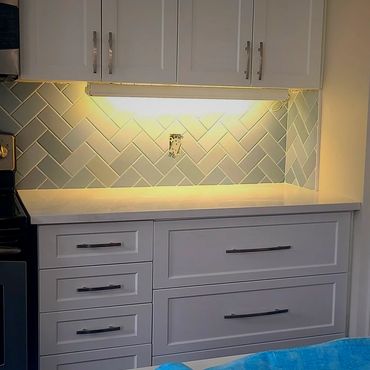 Backsplash in the kitchen with herringbone pattern