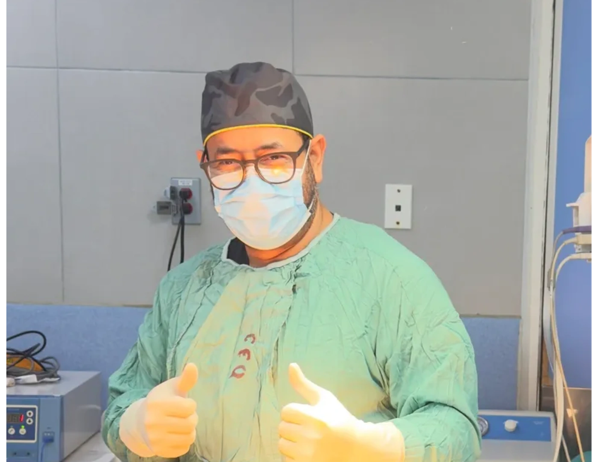 Doctor Rolando Ruiz en el quirófano antes de iniciar cirugía plástica 