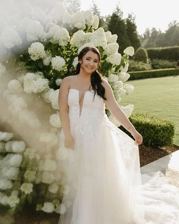 Summer wedding at tuscan ridge with the beautiful bride and gorgeous limelight hydrangeas