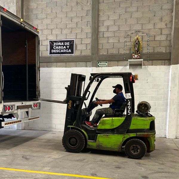 Montacargas descargando mercancía.