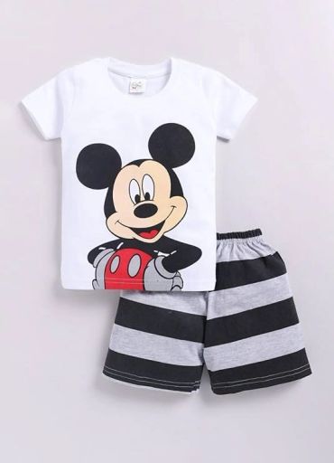 Mickey Mouse baskılı beyaz tişört ve çizgili şort takımı.