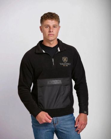 Siyah sweatshirt giymiş genç erkek.