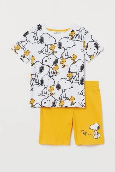 Snoopy desenli beyaz tişört ve sarı şort takım.