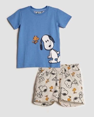 Mavi tişört ve desenli şortlu Snoopy pijama takımı.