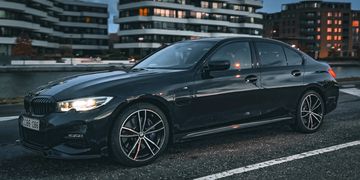 <alt> Black BMW 330e Hybrid, 296HP, Guarantee BMW, M3 Look </alt>