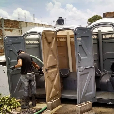 Personal dando limpieza a Baños Portátiles
