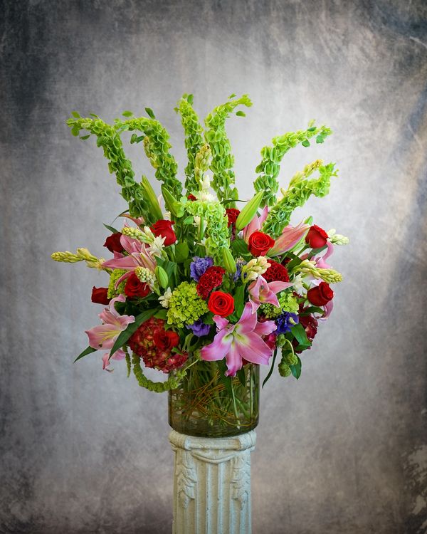 A magnificent flower arrangement designed in a vase to impress.