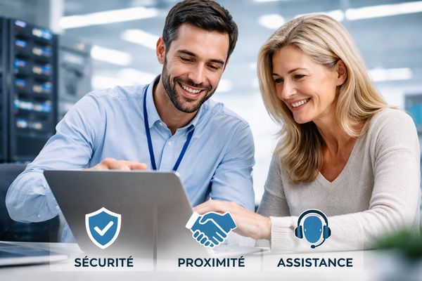 Technicien qui aide une cliente sur un ordinateur, logos sécurité, proximité, assistance