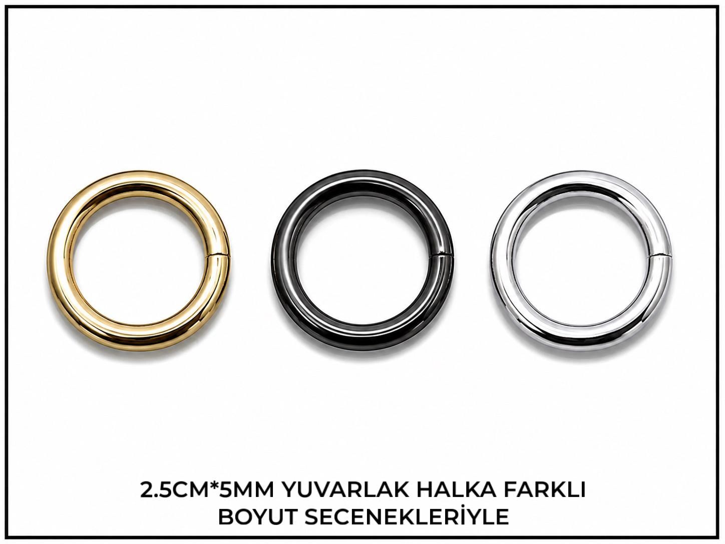 Farklı renklerde üç yuvarlak metal halka.