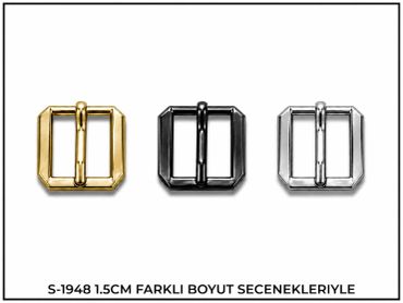 Üç farklı renkte kare toka seti.