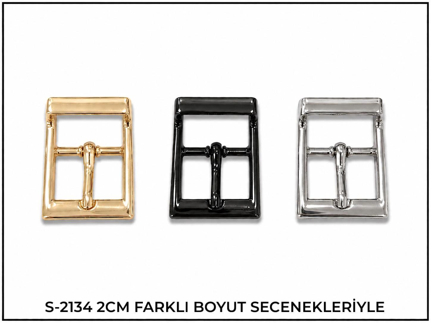 3 farklı renkte metal tokalar yanyana.