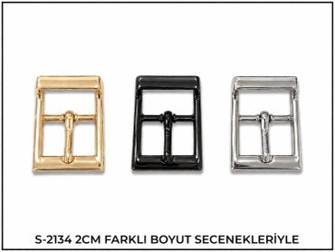 3 farklı renkte metal tokalar yanyana.
