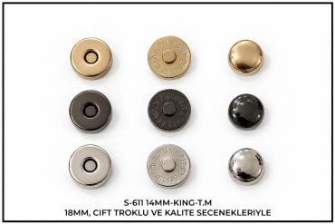 Farklı renklerde metal çıtçıt düğmeler.