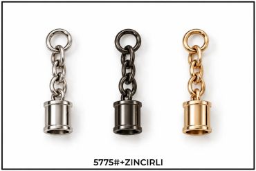 Farklı renklerde metal zincirli silindir aksesuarlar.