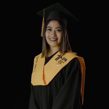 Graduada sonriendo a la càmara
