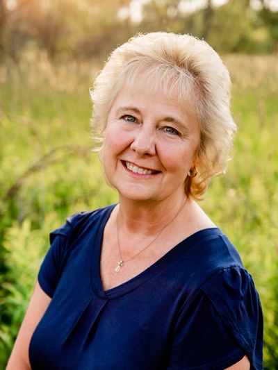 Smiling woman outdoors in nature.