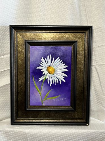 Single daisy on a purple background