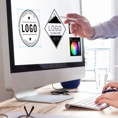 Persona diseñando logotipos en una computadora.