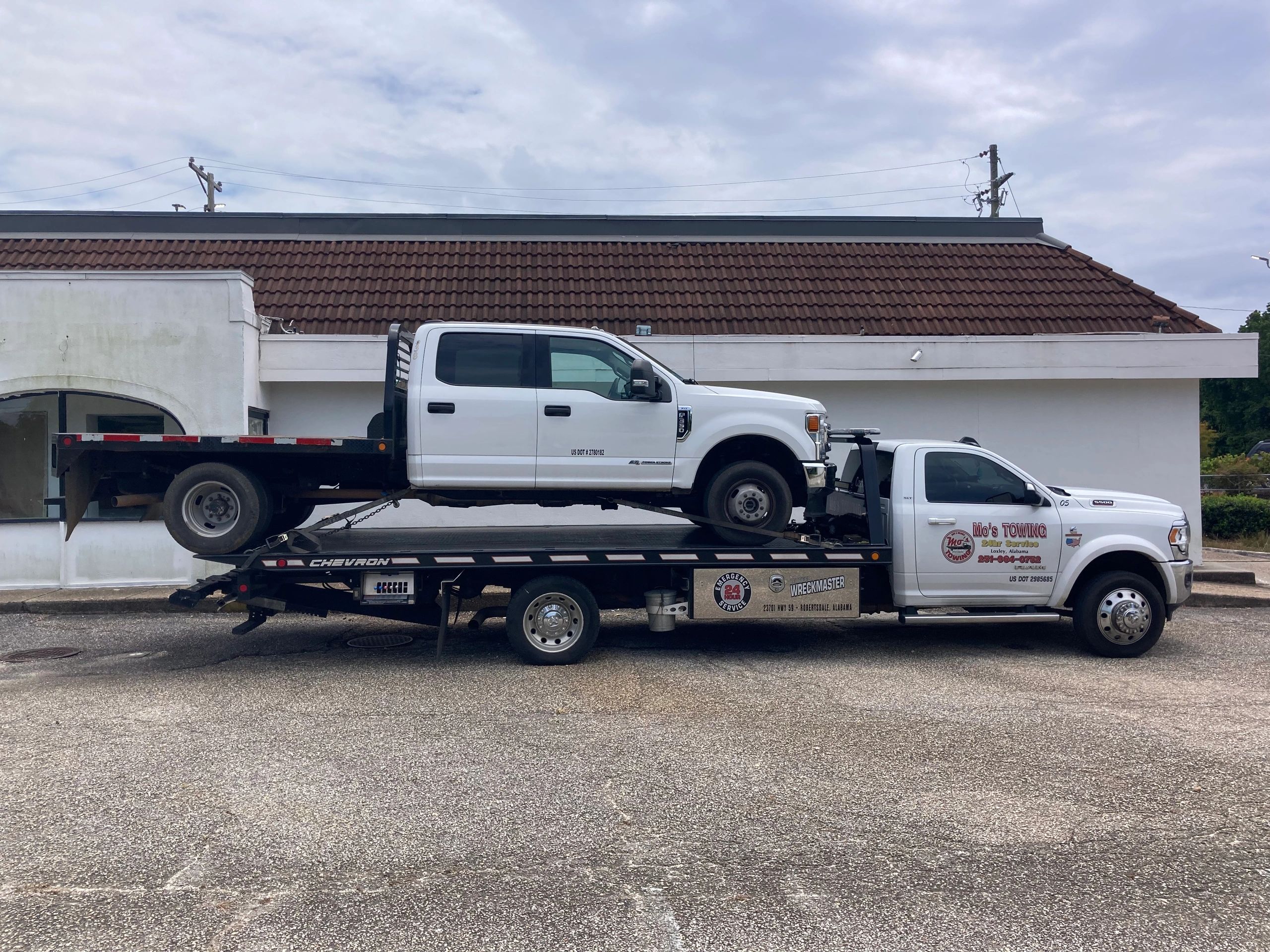 Mo’s Towing logo
