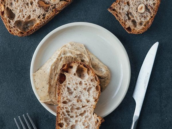 Rustikales Brot mit Butter in natürlichem Licht